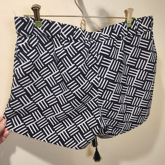 The Limited black and white casual short size M - Picture 8 of 10